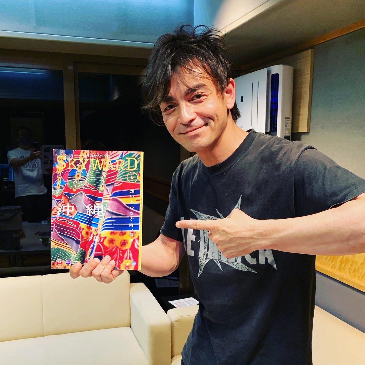 tobyasmusiq's tweet photo. 5月から16chが最新号!17chでバックナンバーも!空の旅のお供に是非~✨👨✈️Check out the latest #JALMooove! on #SKYWARD #Internatiol #JAL #WorldHitTracks #WHT #プレゼンター #presenter #KenAyugai #鮎貝健 #洋楽 #機内オーディオ #audio #bilingual #バイリンガル #haveapleasantflight ✨🎙🎧✈️ https://t.co/weWOwb06NP