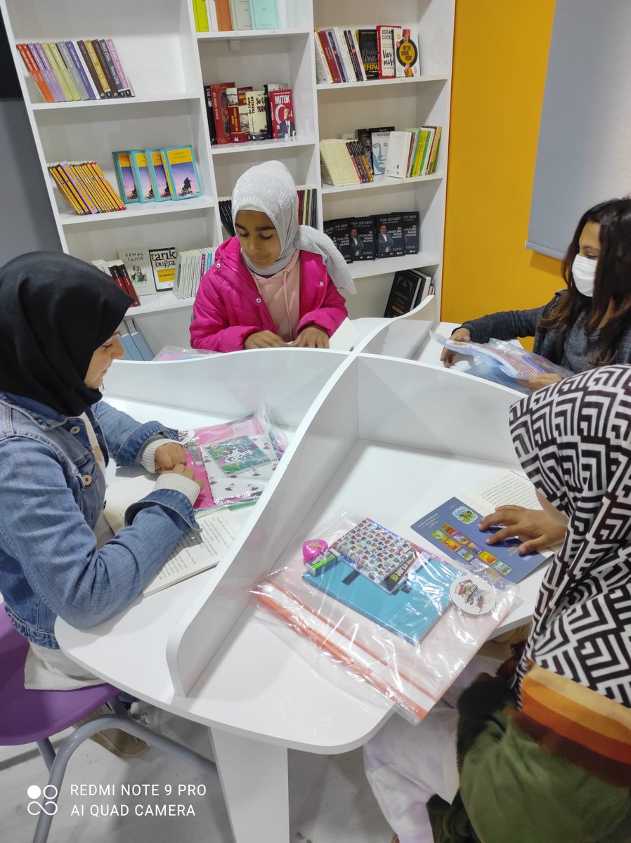 Bir Hayalim  Olsun projesi kapsamında okulumuza kitap ve kırtasiye malzemesi bağışında bulunan Sn. Rümeysa Arslan'a teşekkür ederiz. <a href="/halilyucel6060/">Halil YÜCEL</a> <a href="/yusuf_tokus/">Yusuf TOKUŞ</a> <a href="/halukcakan12/">HALUK ÇAKAN</a> <a href="/Maliyldz12/">Mehmet Ali YILDIZ</a> <a href="/Azizbingoll/">Aziz BİNGÖL</a> <a href="/bingolmem/">Bingöl MEM</a> @KarliovaMEM <a href="/Mhsmbngl12/">Mahsum Bingöl</a>