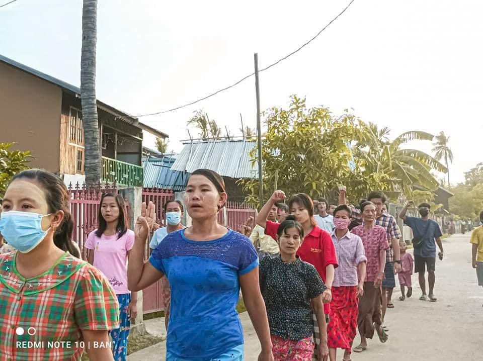 KYITHAR95368969's tweet photo. 390th day of anti-coup movement led by residents from ShweNweThway village, #Yinmarbin Twp, #Sagaing continuously staged a marching strike to oppose the #MilitaryDictatorship this evening.
#ChinaIsBackingSAC
#CCP_StopSupportingJunta
#2022May20Coup
#WhatsHappeningInMyanmar https://t.co/vnEEdBpHq0