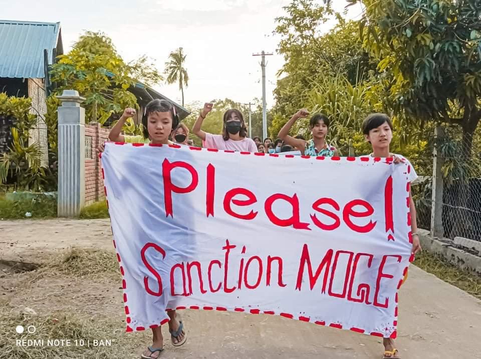 KYITHAR95368969's tweet photo. 390th day of anti-coup movement led by residents from ShweNweThway village, #Yinmarbin Twp, #Sagaing continuously staged a marching strike to oppose the #MilitaryDictatorship this evening.
#ChinaIsBackingSAC
#CCP_StopSupportingJunta
#2022May20Coup
#WhatsHappeningInMyanmar https://t.co/vnEEdBpHq0