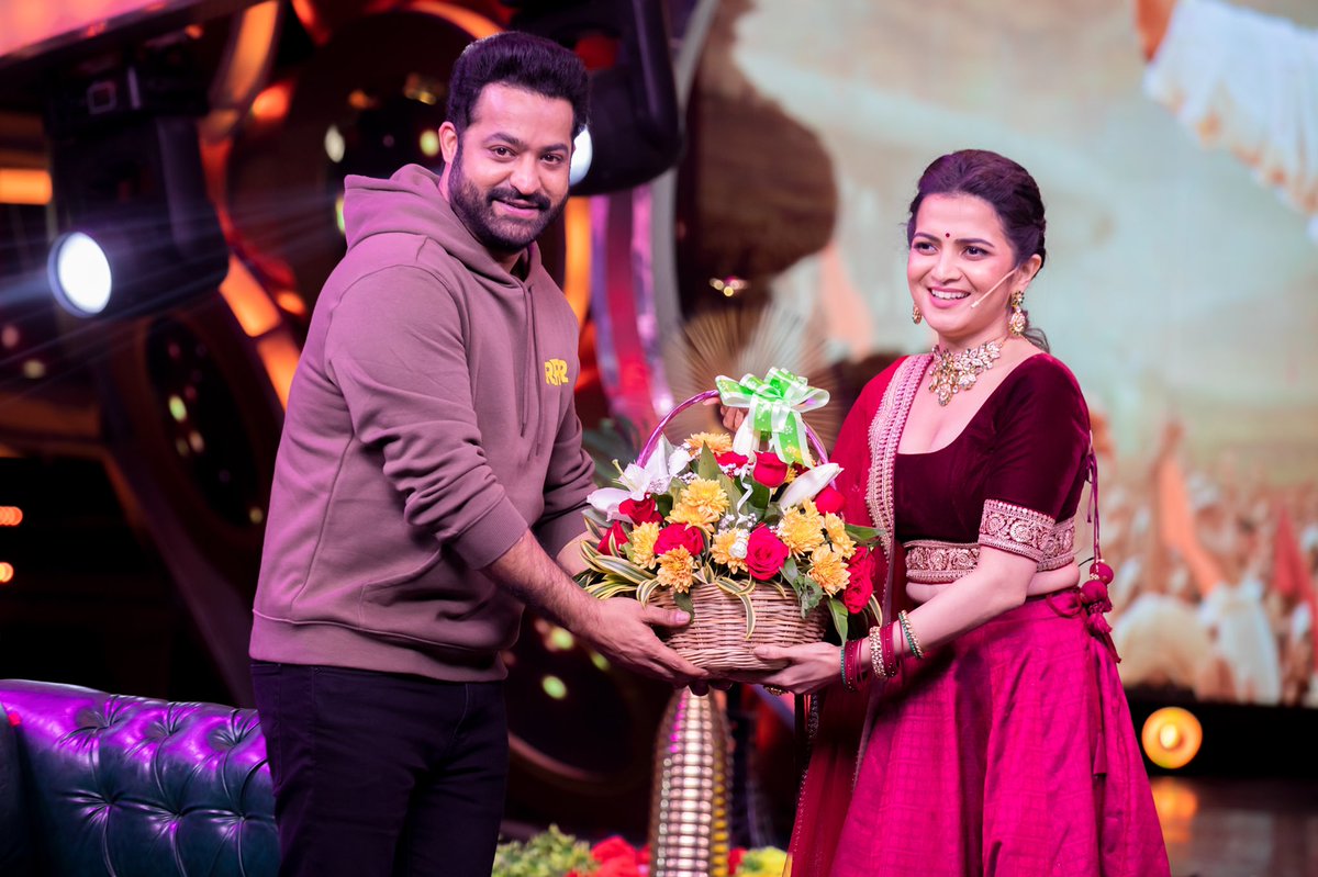 DhivyaDharshini's tweet photo. Happpppyyyyyy bday to this LION @tarak9999 sir will never forget the joy I had in my heart while meeting him. I pray for ur good health n success forever sir. Keep entertaining us with ur indomitable onscreen presence sir 💪we love u #HappyBirthdayNTR 
Thnks @arun_capture1 4d pic https://t.co/hRZbLRYQ7f