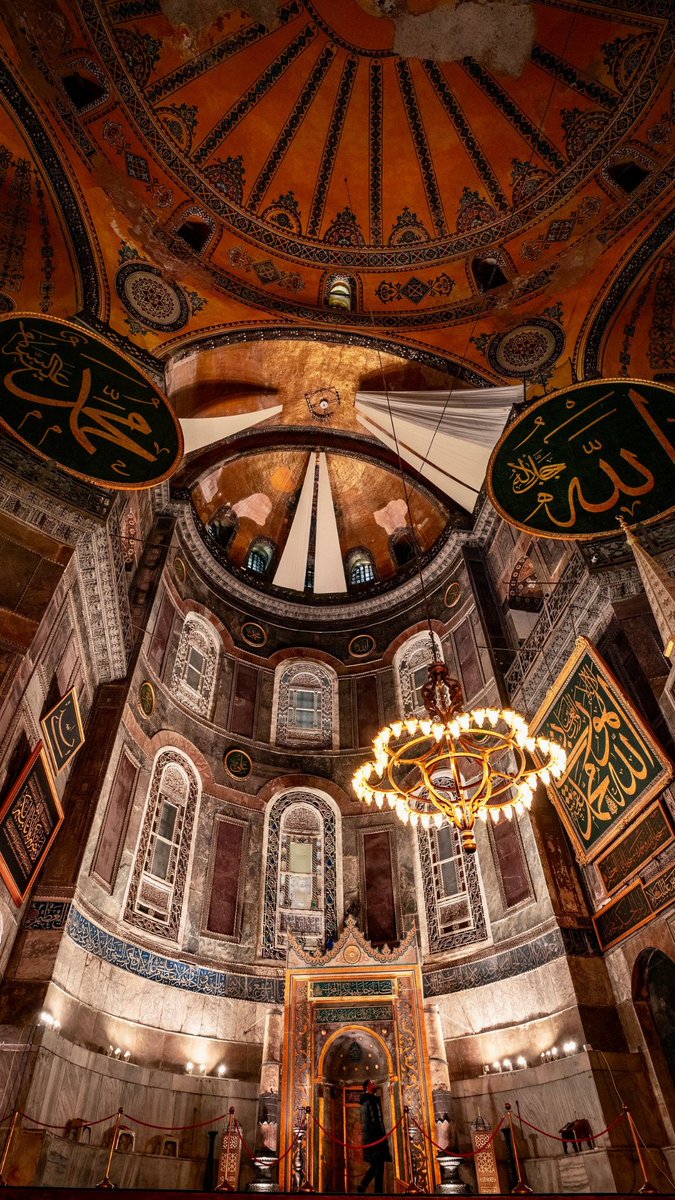 Ben Sultan Fatihim, önündeyim İstanbul’un
Yakarım bu şehri yüzünde bir tebessüm için
Yoksa gül yüzünü güldürmeyen sultanlığı istemem, İstanbul’u istemem.
Ben bir garip Yunusum, yazdığım sensin, yandığım sen
Senden gayrı bir aşka ben kalemi istemem, kağıdı istemem
#BitmeyenFetih