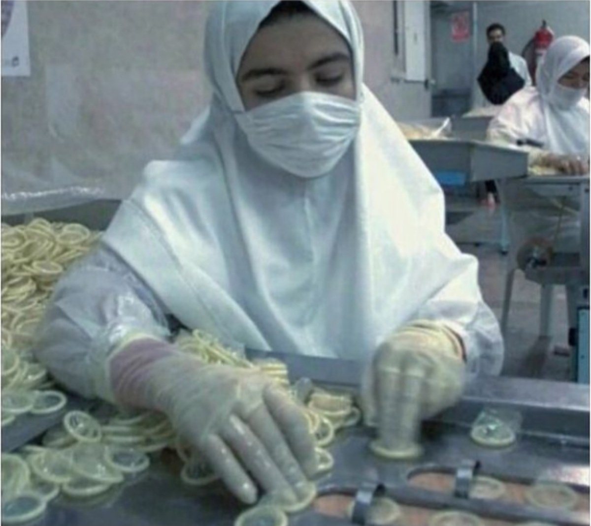 Fabrikada tütün sarar..
Sanki herkes içer gibi..
Sararken de hyal kurar..
Sanki herkes içer gibi...