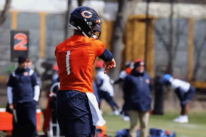 ErikLambert1's tweet image. #Bears Brass “Overwhelmingly Impressed” With Justin Fields’ Progress sportsmockery.com/chicago-bears/…