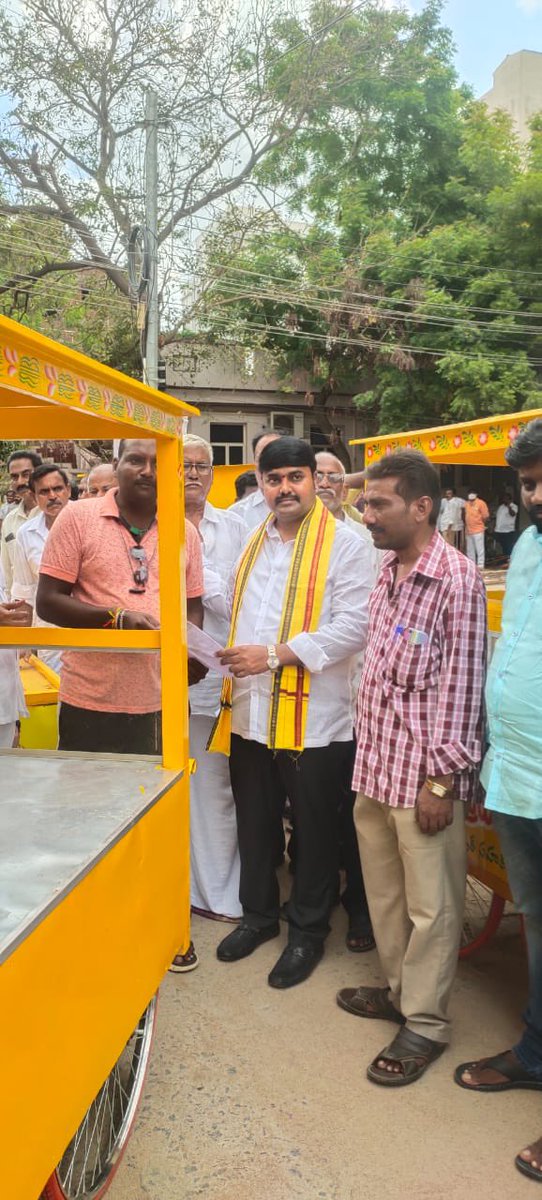 BhashyamPraveen's tweet photo. ఈరోజు గుంటూరు లో స్థానికుల నుండి సమస్యలు తెలుసుకుంటూ అనంతరం స్వయం ఉపాధి  చేసుకునేందుకు నిరుపేద కుటుంబలకి రూ 20,000/- విలువచేసే 50 టిఫిన్ బండి మరియు ఫ్లాట్ ఫోరమ్ బండి లు పంపిణీ చేయడం జరిగింది..
@JaiTDP @katchannaidu @ncbn @naralokesh https://t.co/uoRjfhCdt6