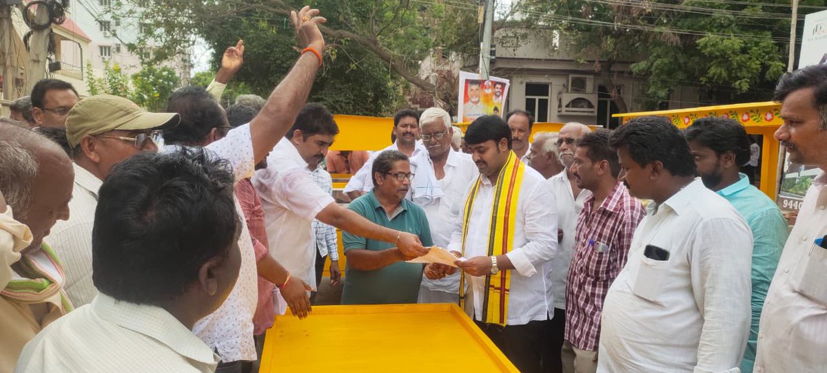 BhashyamPraveen's tweet photo. ఈరోజు గుంటూరు లో స్థానికుల నుండి సమస్యలు తెలుసుకుంటూ అనంతరం స్వయం ఉపాధి  చేసుకునేందుకు నిరుపేద కుటుంబలకి రూ 20,000/- విలువచేసే 50 టిఫిన్ బండి మరియు ఫ్లాట్ ఫోరమ్ బండి లు పంపిణీ చేయడం జరిగింది..
@JaiTDP @katchannaidu @ncbn @naralokesh https://t.co/uoRjfhCdt6