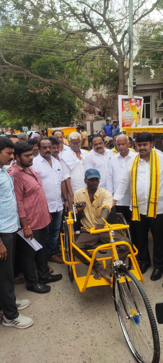 BhashyamPraveen's tweet photo. ఈరోజు గుంటూరు లో స్థానికుల నుండి సమస్యలు తెలుసుకుంటూ అనంతరం స్వయం ఉపాధి  చేసుకునేందుకు నిరుపేద కుటుంబలకి రూ 20,000/- విలువచేసే 50 టిఫిన్ బండి మరియు ఫ్లాట్ ఫోరమ్ బండి లు పంపిణీ చేయడం జరిగింది..
@JaiTDP @katchannaidu @ncbn @naralokesh https://t.co/uoRjfhCdt6