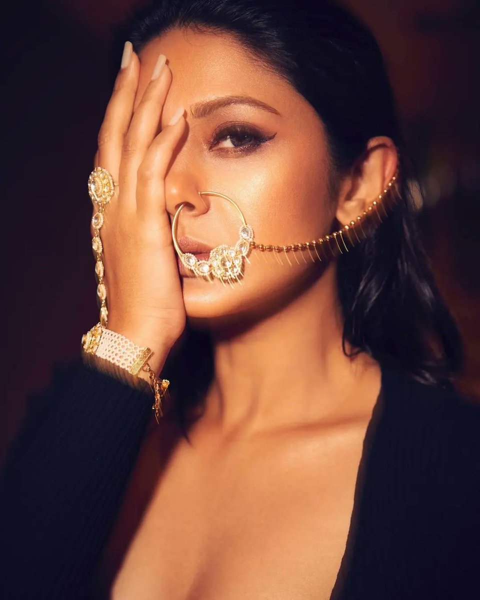 UnofficialJenn1's tweet photo. She never misses an opportunity to stunn us...
#JenniferWinget #wingitwithwinget #jenniferwinget1 #jenniferwingetfans #maya #beyhadh #bepannaah #zoya #MayaAgain #MayaJaiSingh https://t.co/OPV58BuCET