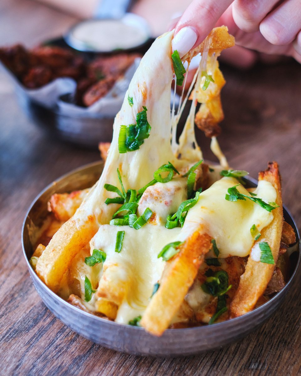 Our kinda disco on a Friday 🪩🍟 Creamy peri-peri and mozzarella Disco Fries 😍 #happyfriesday #friesday #hudsonstheburgerjoint