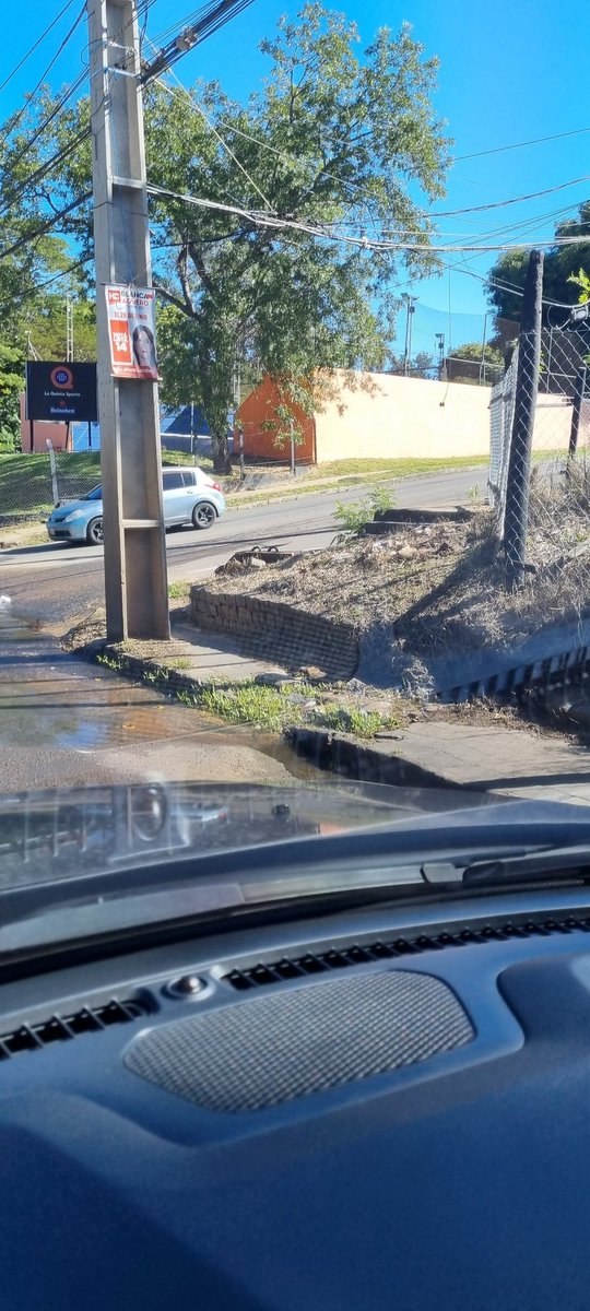 pedrilop's tweet photo. Caño roto en Peron esq de la Madre... hace 3 semanas está corriendo agua por todo el barrio @EssapSA favor una solución https://t.co/HY8o8KORKx