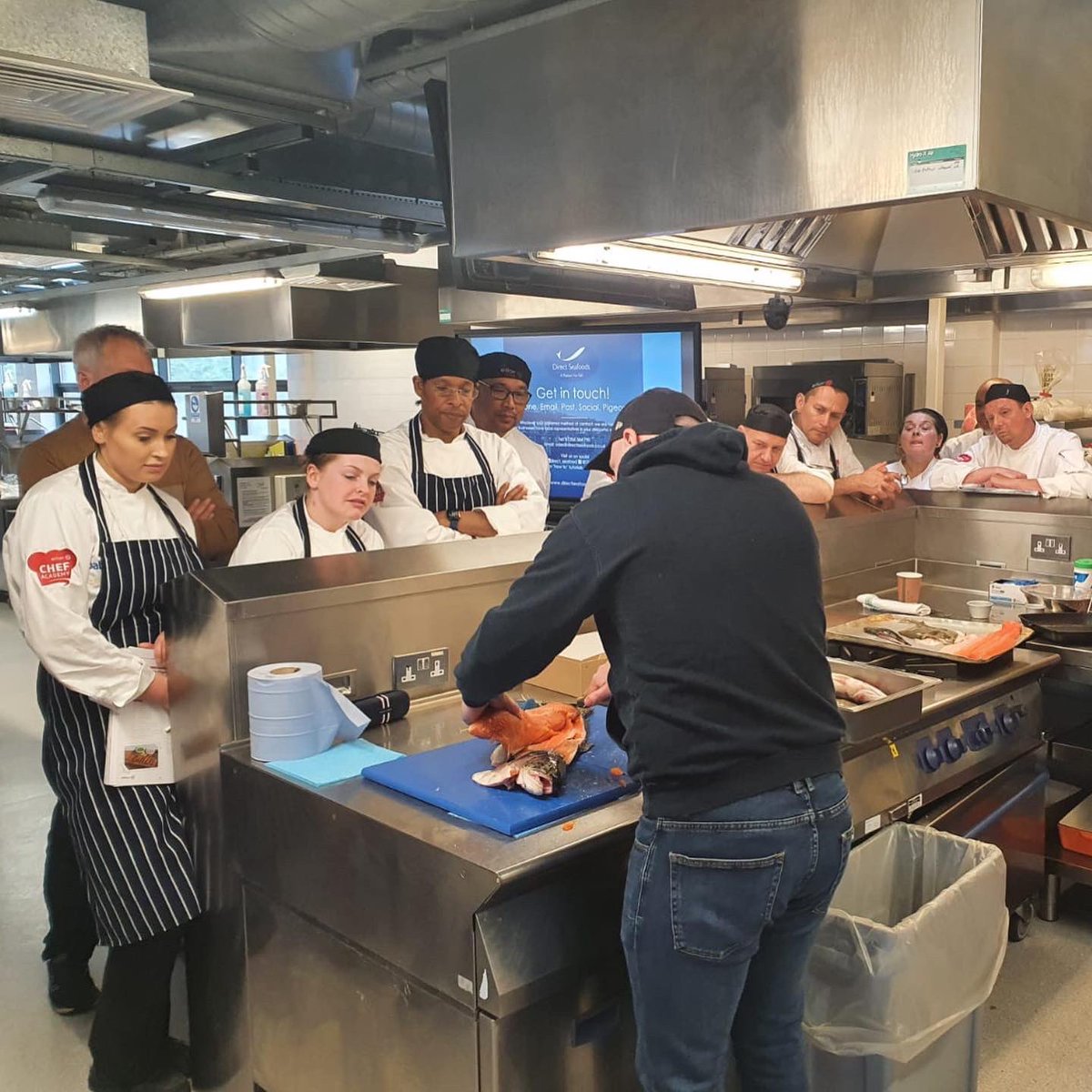 THRIVEwithus_'s tweet photo. Taking on Chef School today with @elioruk 👩🏻‍🍳

Not only are we brushing up on our culinary skills but we're speaking to some of Elior's 2,000 learners to share how they blend practical sessions from filleting fish to baking bread with digital content on Thrive@Elior. 🐟🥖 

#chef https://t.co/I2qzzXwMLM