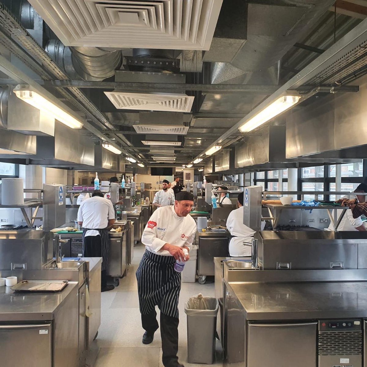 THRIVEwithus_'s tweet photo. Taking on Chef School today with @elioruk 👩🏻‍🍳

Not only are we brushing up on our culinary skills but we're speaking to some of Elior's 2,000 learners to share how they blend practical sessions from filleting fish to baking bread with digital content on Thrive@Elior. 🐟🥖 

#chef https://t.co/I2qzzXwMLM