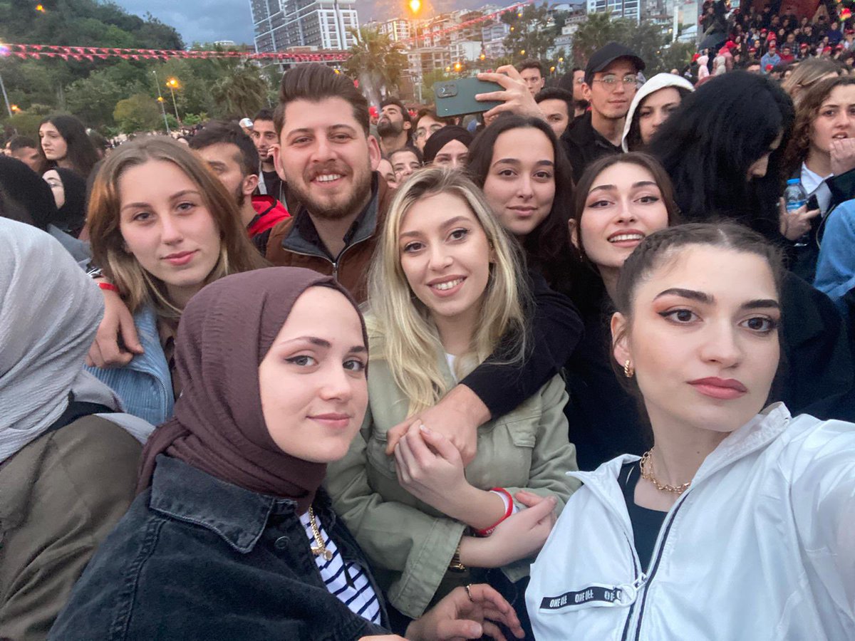 betl_2's tweet photo. Güzel bir konser anısı bırakalım buraya ✌🏻🦹 https://t.co/FugkNnAWIg