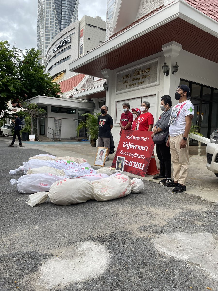 Justindemocracy's tweet photo. 12ปี 19พ.ค53 ล้อมฆ่าคนเสื้อแดง ทวงความยุติธรรมให้กับผู้เสียชีวิต
คนฆ่ายังลอยนวล   
ร่วมรำลึก
#12ปีพฤษภา53 #ทวงความยุติธรรมให้ประชาชน https://t.co/3T5sBFVaH0