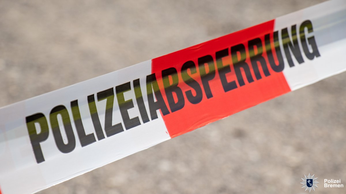 BremenPolizei's tweet photo. Aktuell gibt es einen größeren Polizeieinsatz in einem Einkaufszentrum in #Gröpelingen. Hintergrund ist eine Bombendrohung. Das Gebäude wurde bereits evakuiert. Einsatzkräfte der #Polizei #Bremen sind vor Ort.

#HB2005 https://t.co/vIAVAdAFUf