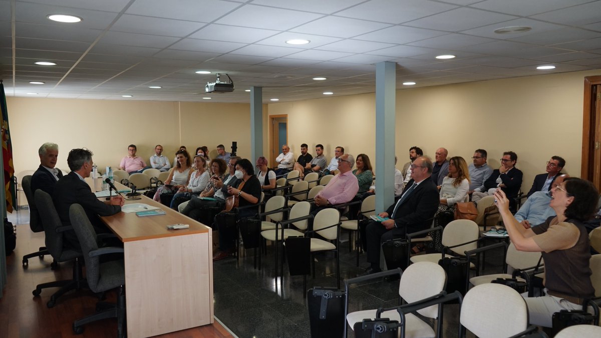 ComevaV's tweet photo. 📚🔴 Éxito de convocatoria de @rafjuan (@vickyfoods) en la presentación de "Una dulce historia" en Comeva
➡️ https://t.co/uYPMVfuREW
#COMEVA #UnaDulceHistoria https://t.co/W60bSYNdrk