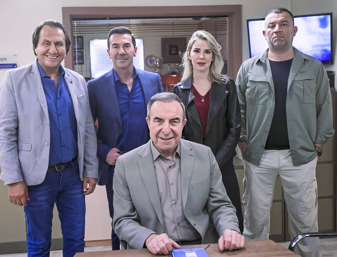 arka sokakların kemik kadrosunu ve başrol oyuncularını şöyle bırakıyorum💫 Ve bir kez daha ne diyoruz🙋‍♀️  dizinin tek kadın   KOMSERİ #selingüneri 🔥 birde dizinin tek kadın başrolü   

#oyaokar 💫  #şevketçoruh 
#SelMes    #arkasokaklar