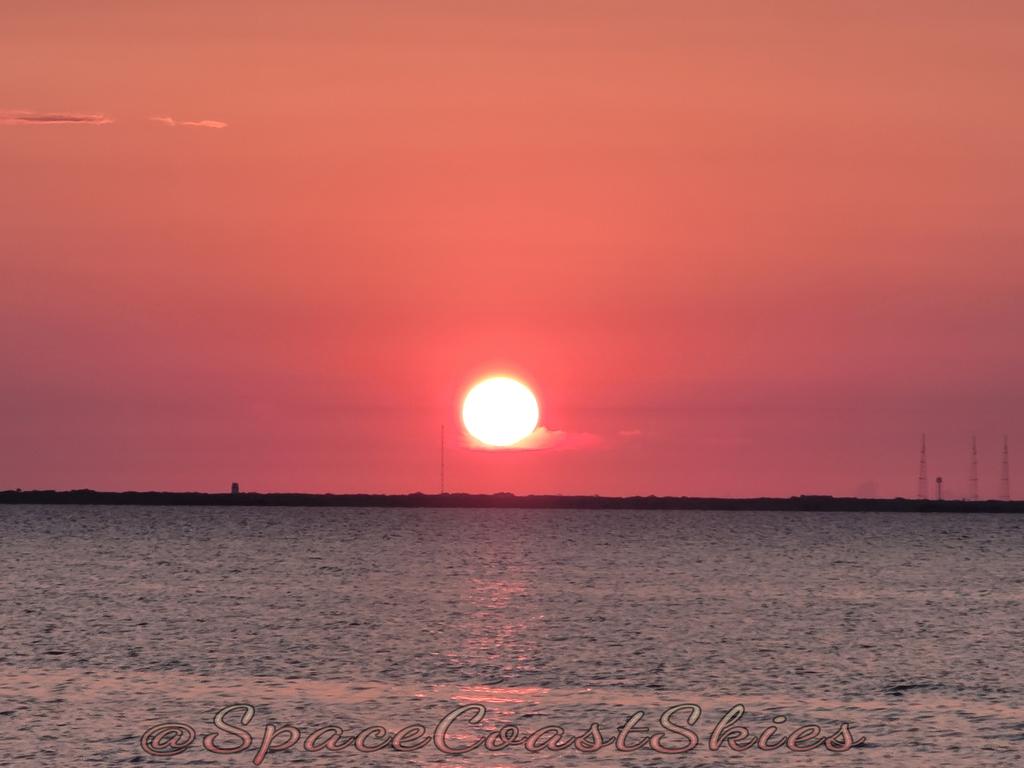 SpaceCoastSkies's tweet image. Friday, you&apos;re glowing ✨️😍 #sunrise #dustfilter #flwx #SpaceCoastSkies #StormHour #LC39B #tgif #fridaymorning