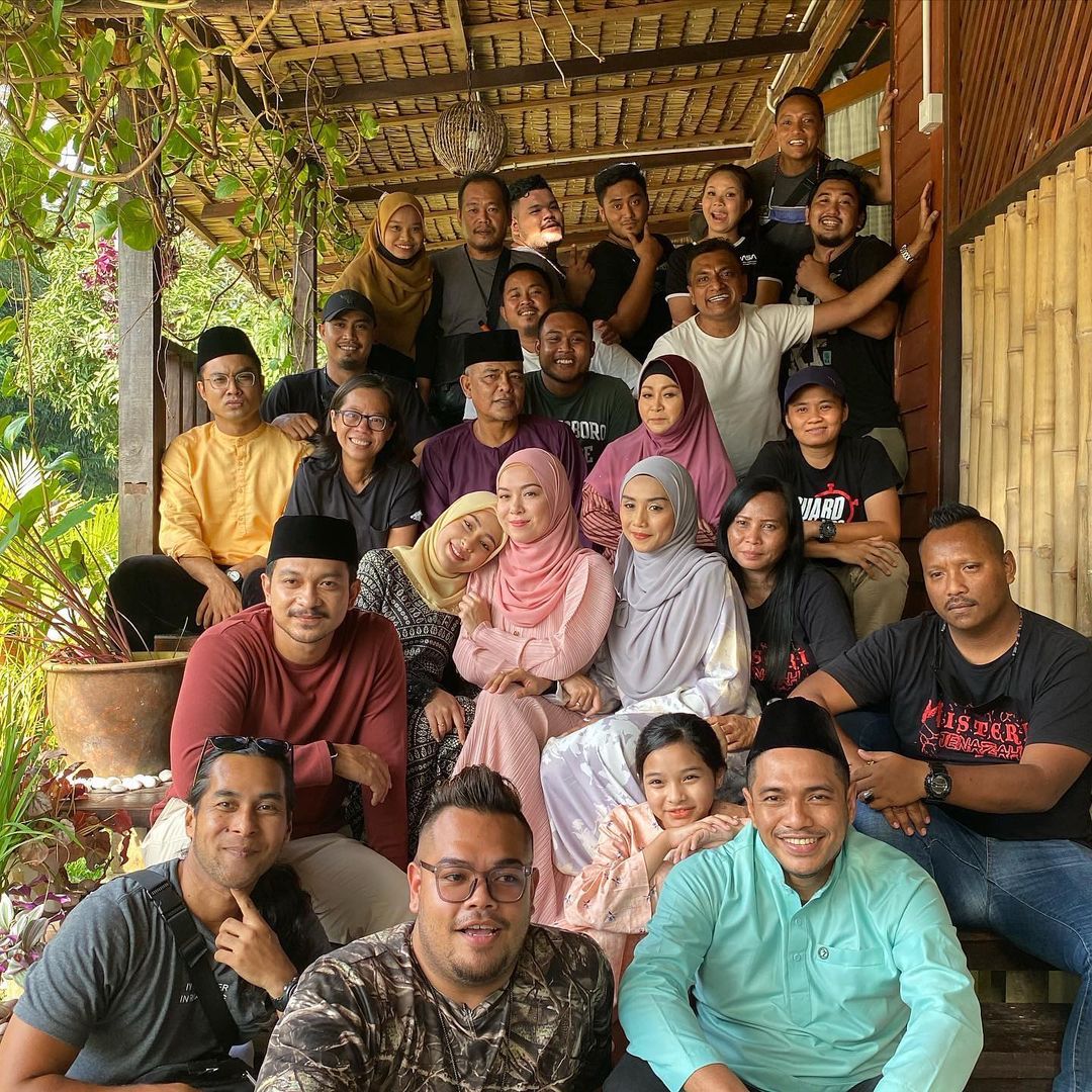 syanadilah's tweet photo. The best cast lineup, and kudos to 7hm team yang bersusah-payah selama 3 seasons. Hopefully we'll able to see this lineup again, but maybe in another fresh new drama?🤭

Thank you for all the memories from 2016-2022💕 #7harimencintaiku #7harimencintaiku2 #7harimencintaiku3 https://t.co/h0xUPpZSv3