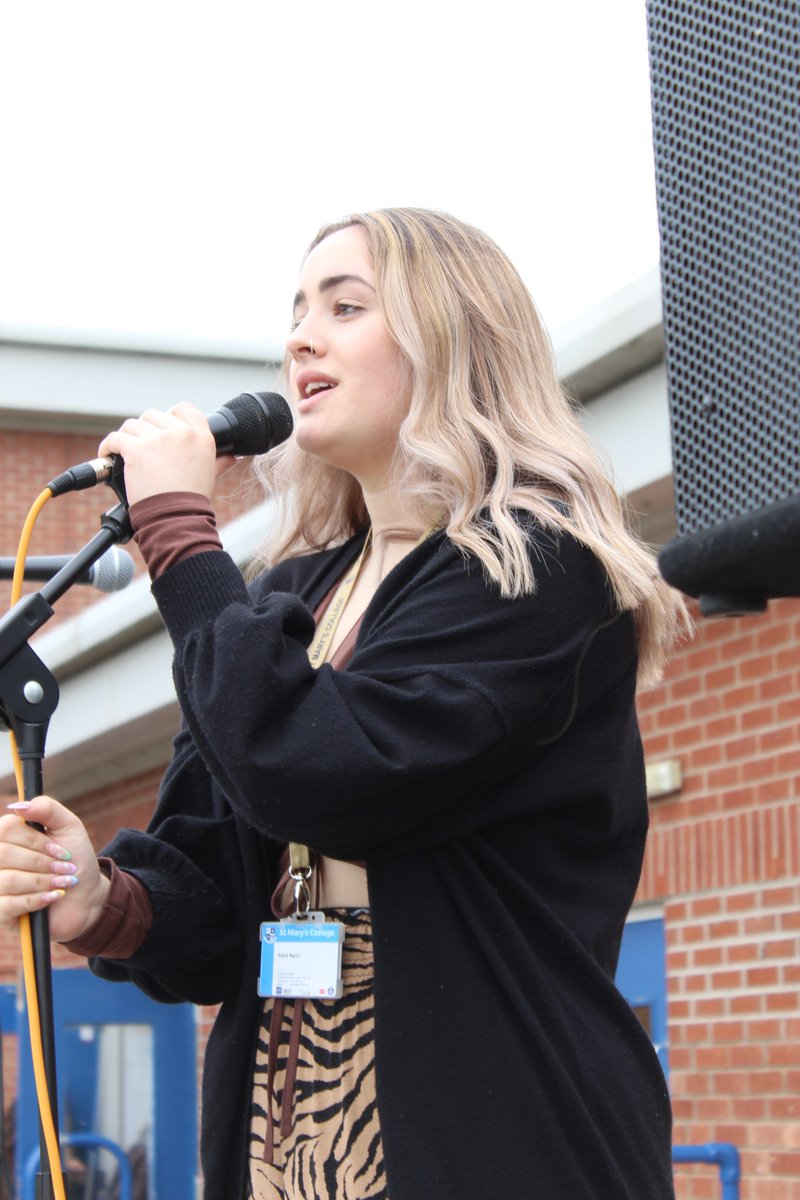 SMCHull's tweet photo. Rain couldn't stop #FridayFest!
More #LiveAtLunchtime from @SMCPerfArts @SM6Hull duo Eva and Alisha. https://t.co/BRJy4Riov1