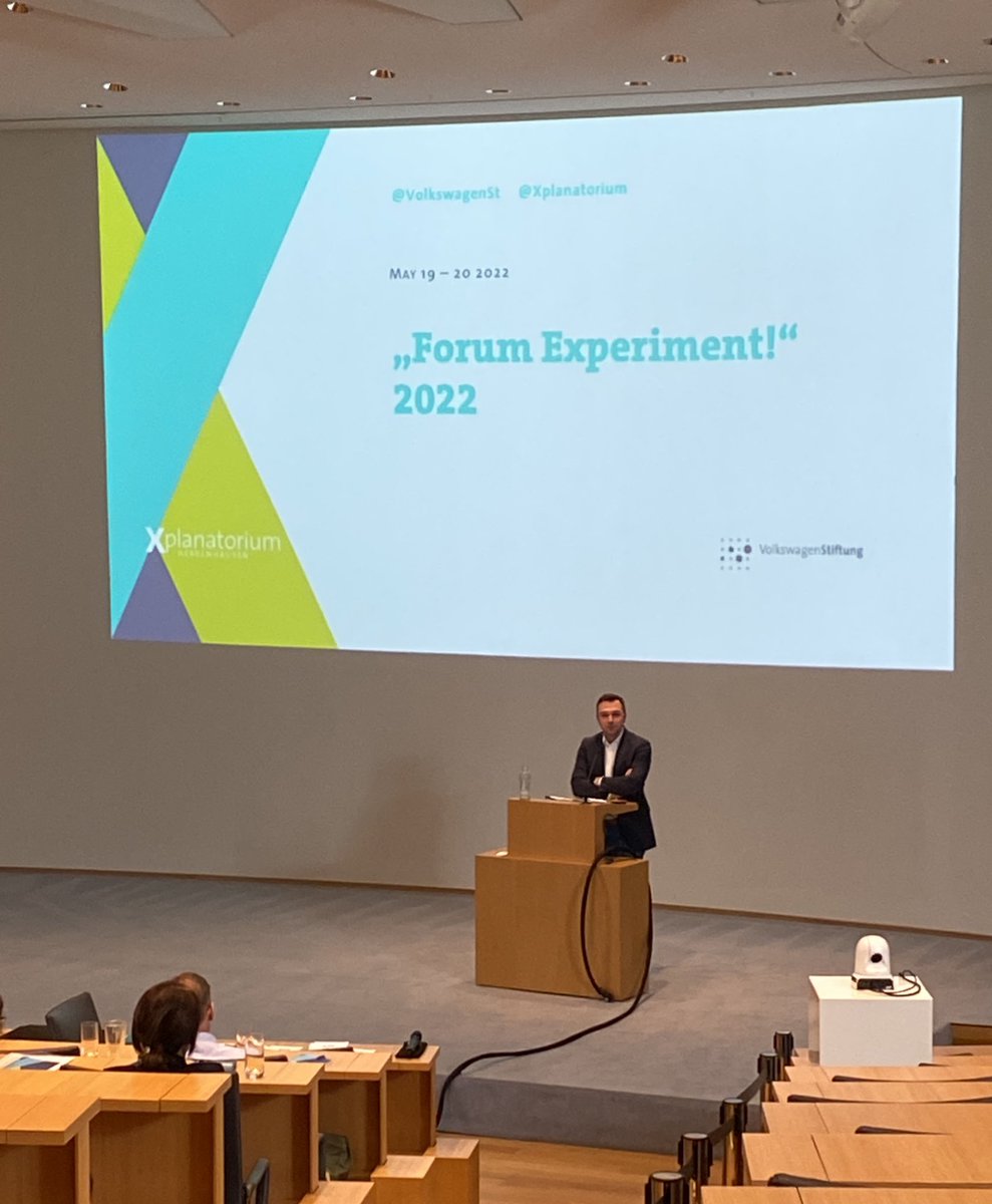 xplanatorium's tweet photo. 2 Tage Forum #Experiment! @VolkswagenSt in #Hannover gehen zu Ende. Vorträge zu Projekten mit ungewöhnlichen Forschungsansätzen, z. B. Karen Strehlow vom   @GEOMAR_de zu Vulkanforschung 🌋 André Fleißner @tuBraunschweig zur Pilzgenetik🍄 u. @MermoudLab zu fingerprints u. Haut. https://t.co/2O67ImwSIT