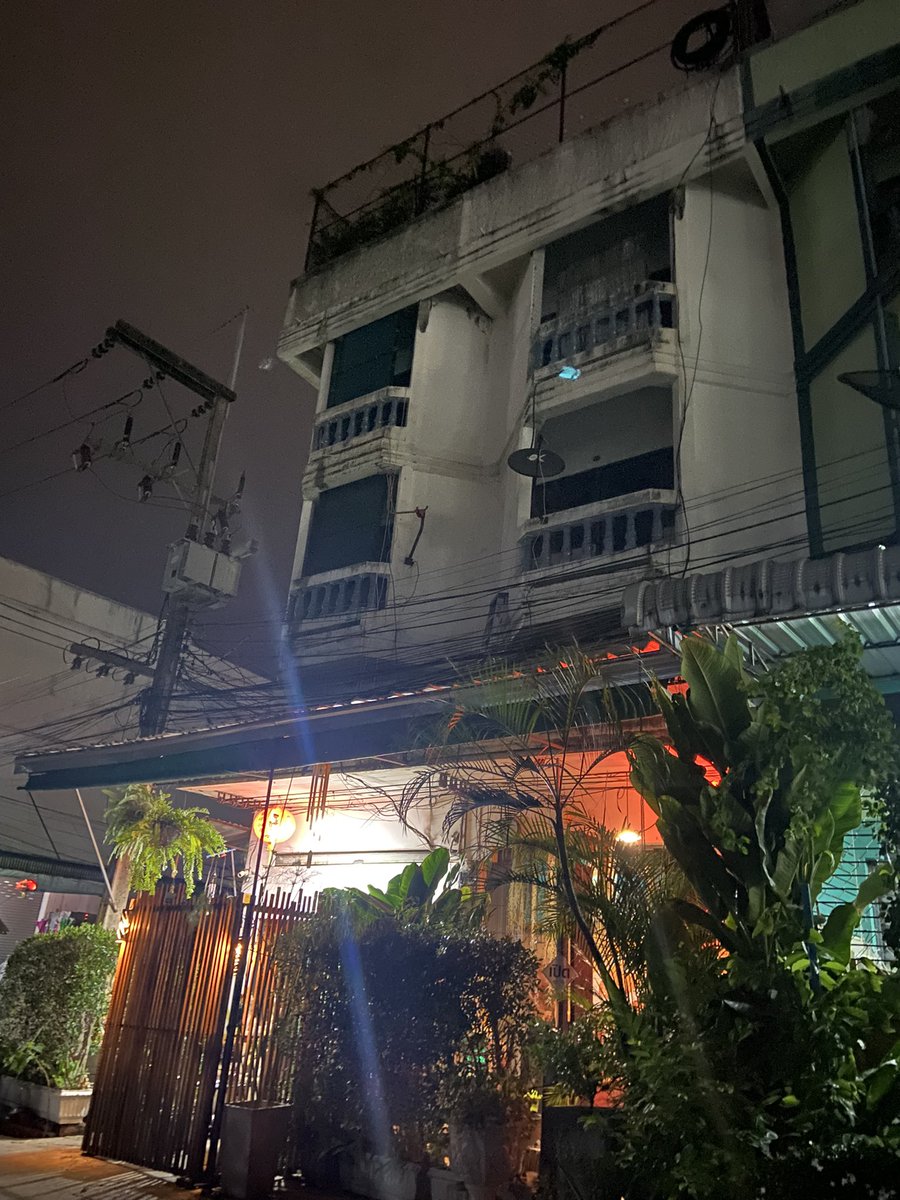 kku2539's tweet photo. ถึงแล้วหาร้านนานมาก น่ากละวอ่ะไม่กล้าเข้า🥲 https://t.co/p0FKMW3ZL1