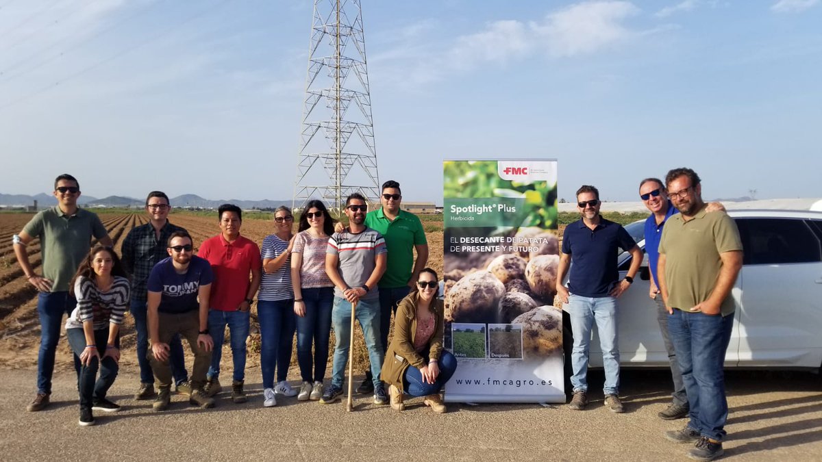 DQAgro's tweet photo. Aquí tenemos al equipo técnico de DQAGRO durante la demo del SPOTLIGHT PLUS de @FMCAgro como desecante en patata.  🥔 👏🏼👏🏼 https://t.co/xthuUEAXoq
