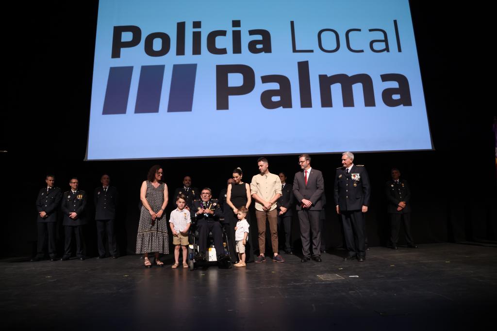 ajuntpalma's tweet image. 👮‍♀️Celebram la Diada de la Policia Local en una jornada centrada en la reconstrucció, el futur i el record als jubilats 

🥇S&apos;han atorgat reconeixements, condecoracions, entre altres, i  per primera vegada, una Medalla d’Or al Mèrit Policial, a Juan Luis Sánchez ‘Súper’