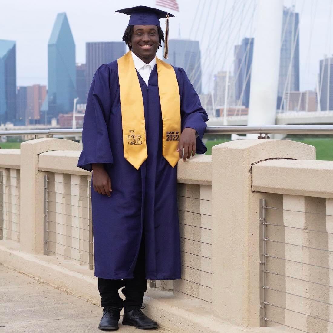 HeyMsThomas1913's tweet photo. Itโs GRADUATION DAY for my nephew! The last of my siblingsโ kids!!! @ThomasVashawn Auntie is so proud of you!!!! Le Geaux!!!! #IssaGraduate #GradSzn #Classof2022 #20YearsAGraduate https://t.co/EHYvDg3nr5