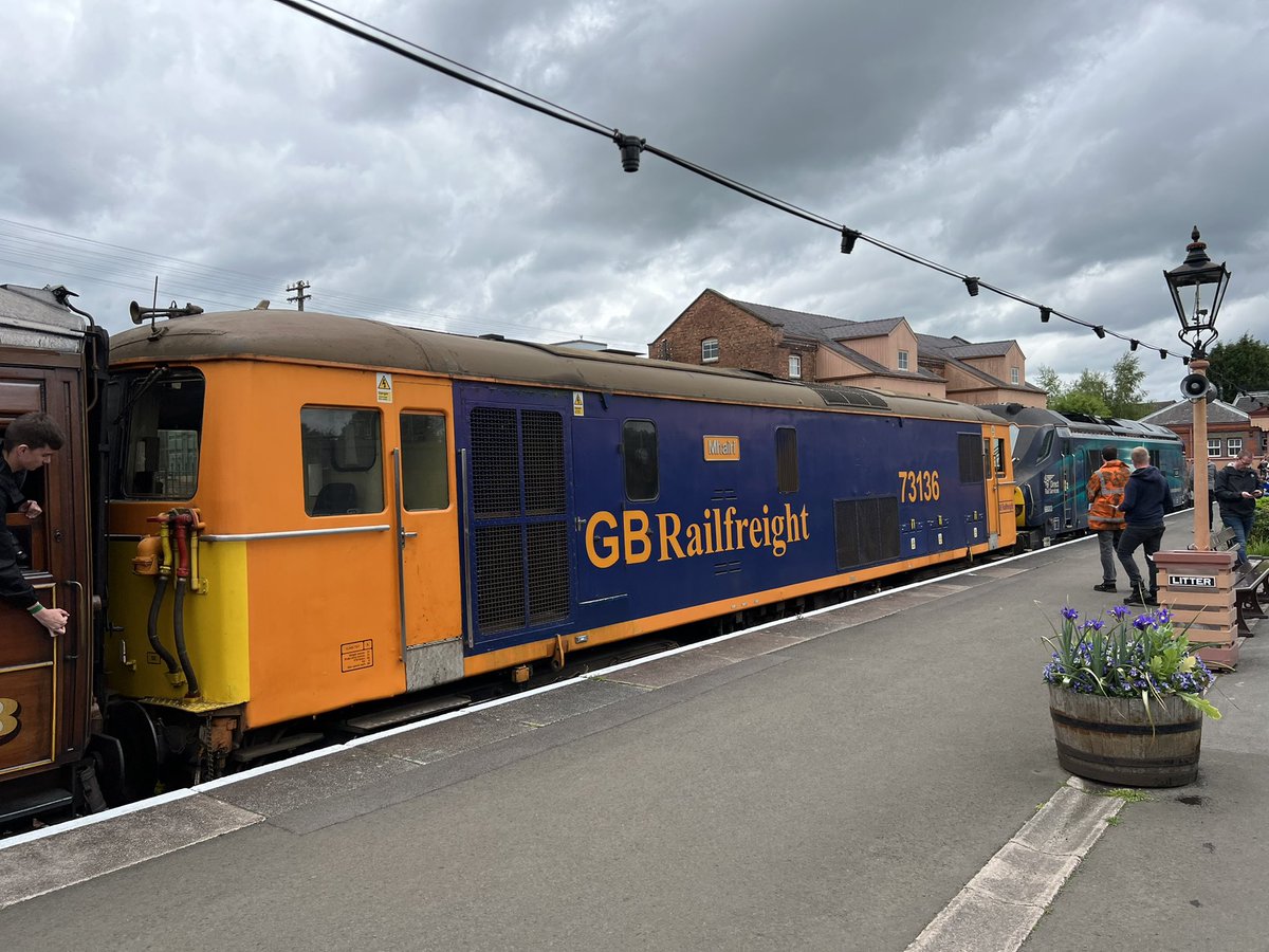 TimSEaston's tweet photo. A few shots at #kidderminster from #svrspringdieselgala #springdieselgala featuring a shot of two @thefiftyfund 50s in @GBRailfreight livery a @DRSgovuk 68, hiding behind a lamp post and a BR blue liveried 50 #teamsvr #svr #svrfamily https://t.co/IdXz1fTTMh