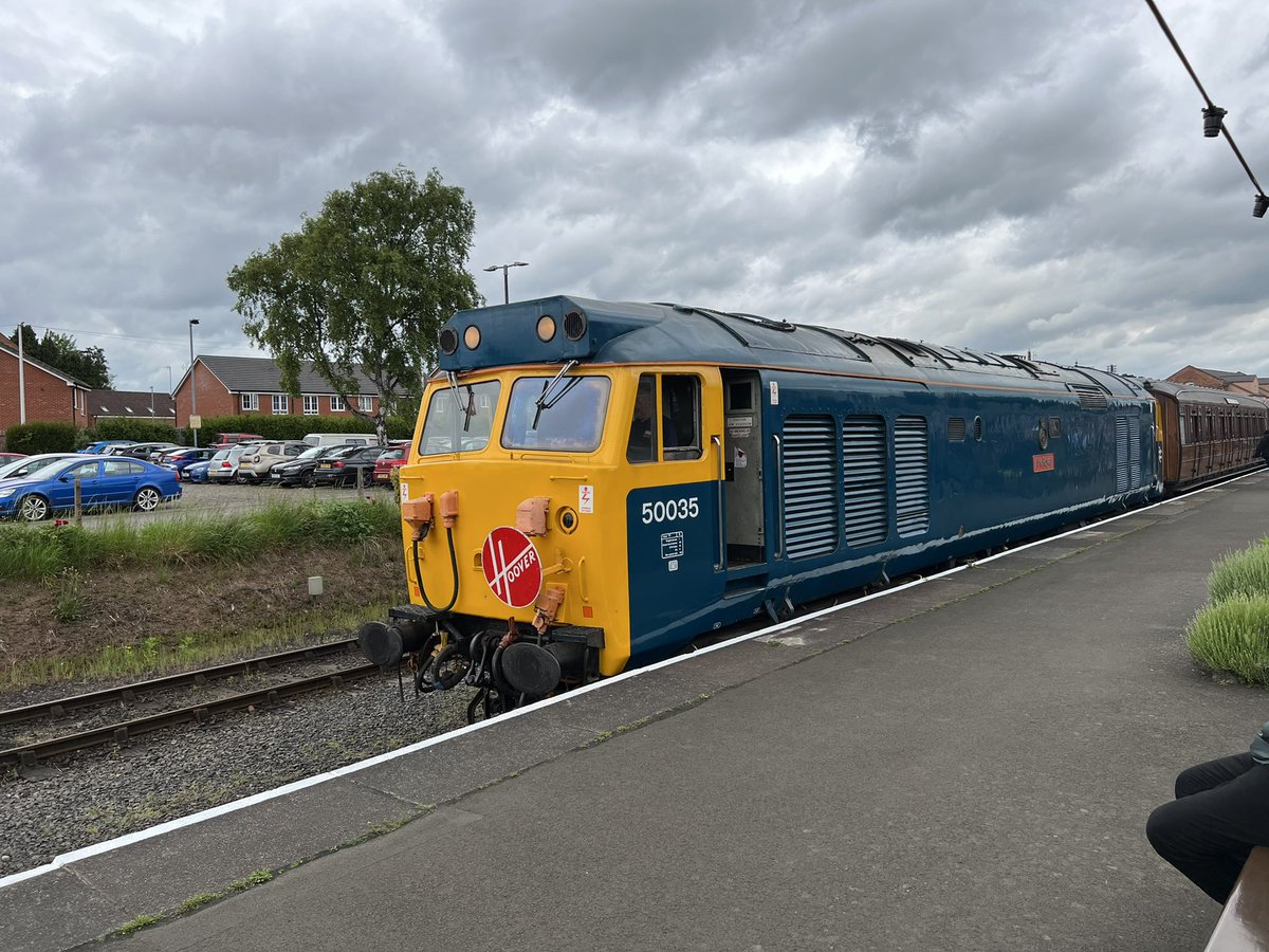 TimSEaston's tweet photo. A few shots at #kidderminster from #svrspringdieselgala #springdieselgala featuring a shot of two @thefiftyfund 50s in @GBRailfreight livery a @DRSgovuk 68, hiding behind a lamp post and a BR blue liveried 50 #teamsvr #svr #svrfamily https://t.co/IdXz1fTTMh