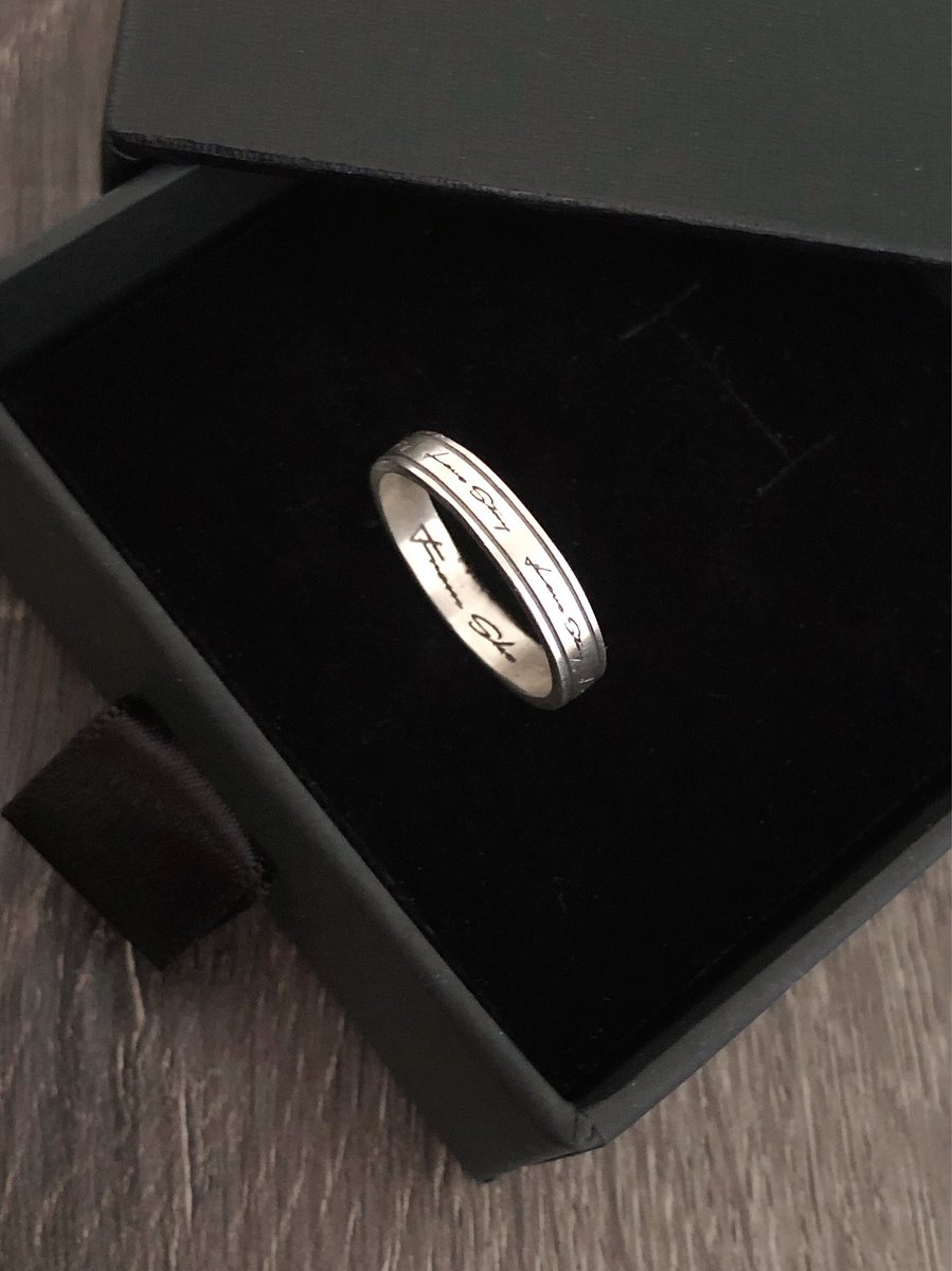 KasumiCos's tweet photo. Mein #chocolatefabric Ring von #straykids kam an 😭 Er ist soooo hübsch! 😭 Danke 💜

#currentlydying #skz #jypentertainment #JYPE https://t.co/e9WK5W5aXZ