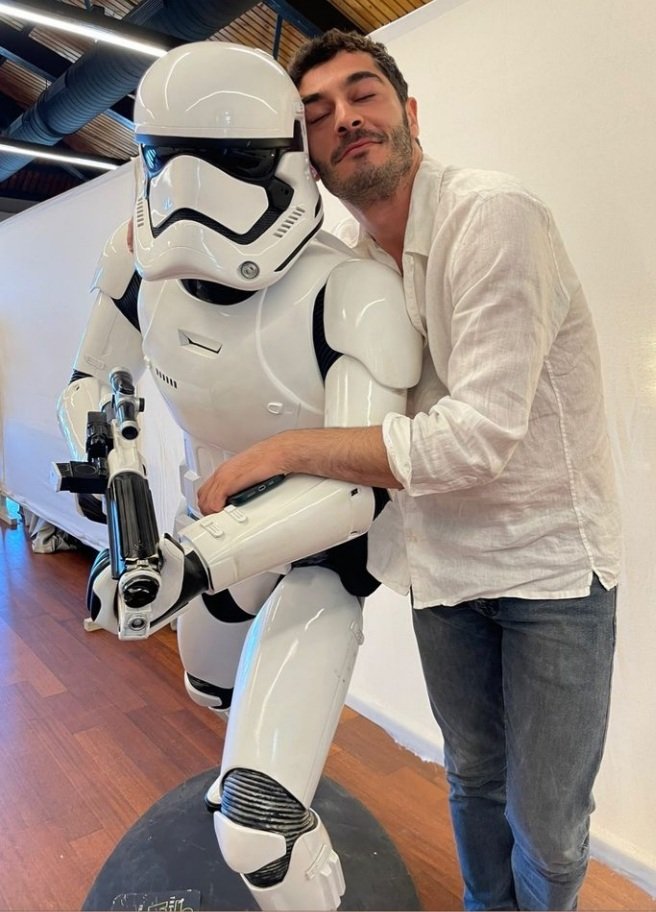 BurakDenizArab's tweet photo. جديد النجم بوراك دينيز من كواليس تصوير إعلان انطلاق منصة ديزني بلس
#BurakDeniz 
#DisneyPlus https://t.co/SZ0UJqu6Qx