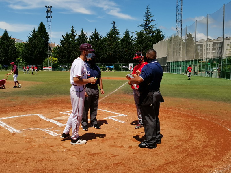 Este sábado a las 11:00 y a continuación se disputará el derby navarro de División de Honor entre <a href="/CBSToros/">C.B.S. Toros Pamplona</a> y <a href="/BeisbolNavarra/">Beisbol Navarra</a> Podrás seguir el encuentro en directo por <a href="/NavarraTV/">Navarra Televisión</a> <a href="/NavarraTVdepor/">Navarra TV Deportes</a> 
Más info en:  fenabs.com/2022/05/20/lle… <a href="/deporte_na/">Deporte - Kirola</a> <a href="/Deporte_navarro/">Deportenavarro.com</a>