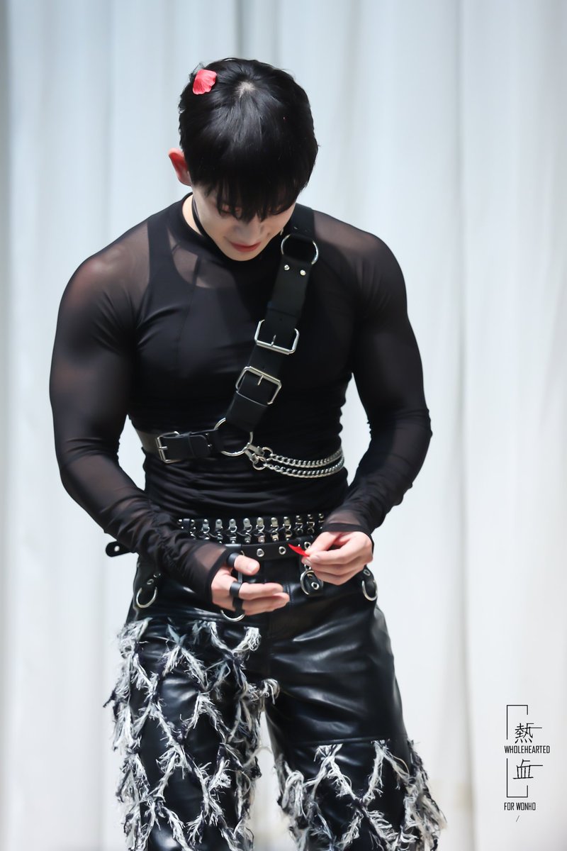WholeHearted_WH's tweet photo. 220226 🌹🌹@official__wonho 

#원호 #WONHO https://t.co/thk7Witmcz