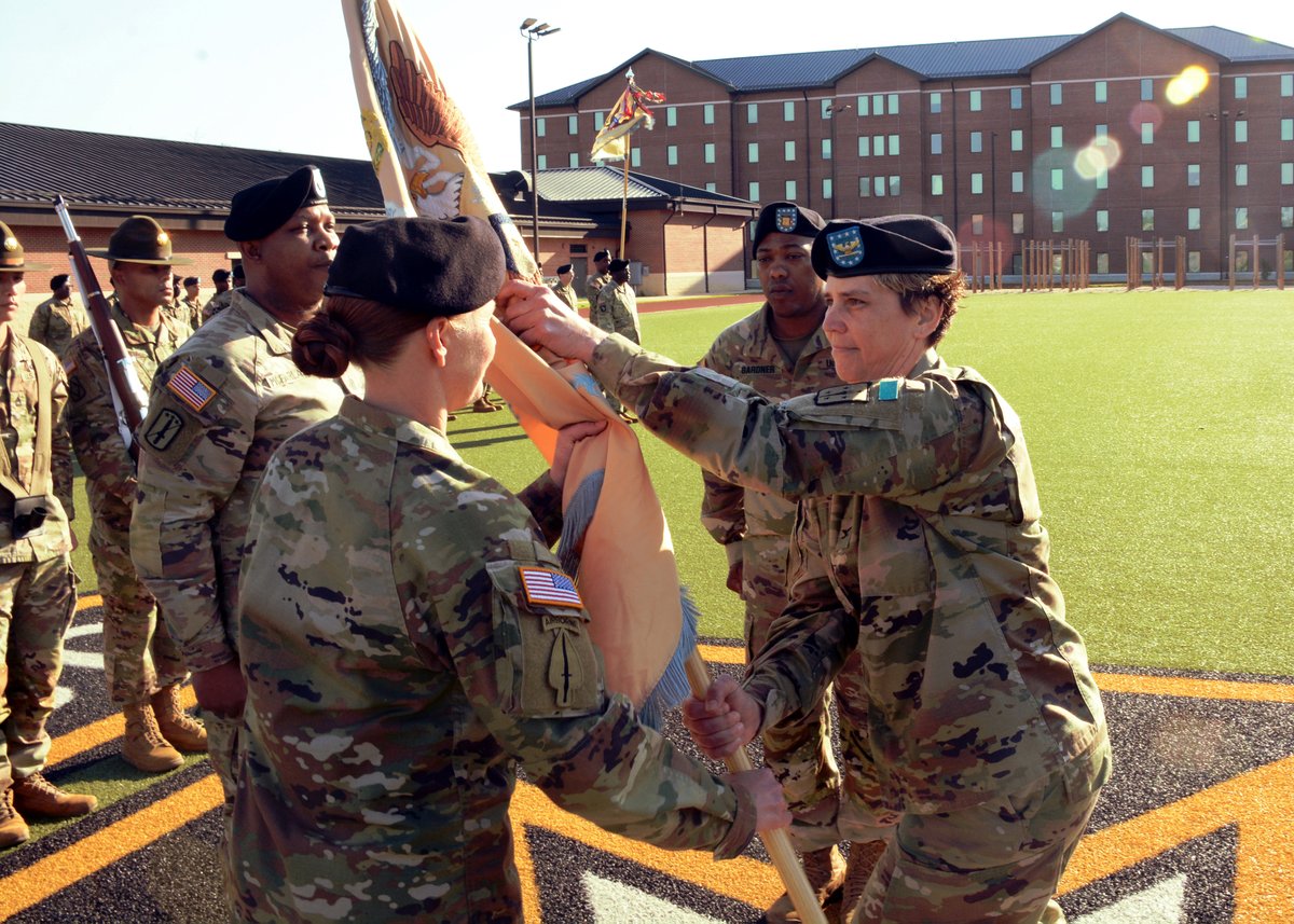 We welcome the 23RD Quartermaster Brigade new senior enlisted advisor!!! Command Sergeant Major Krista K. Keune
#ReadyOnDayOne <a href="/266_QM_BN/">266th Quartermaster Battalion</a>  #QuartermasterCorps 
Read the story:
dvidshub.net/news/421086/dr…