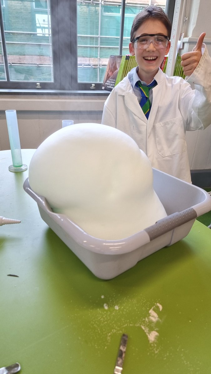 MaidaValeSci's tweet photo. It's #Elephantstoothpaste in #scienceclub 🐘🪥@maidavaleschool #maidavaleyear7 https://t.co/MN9rSIEXKw