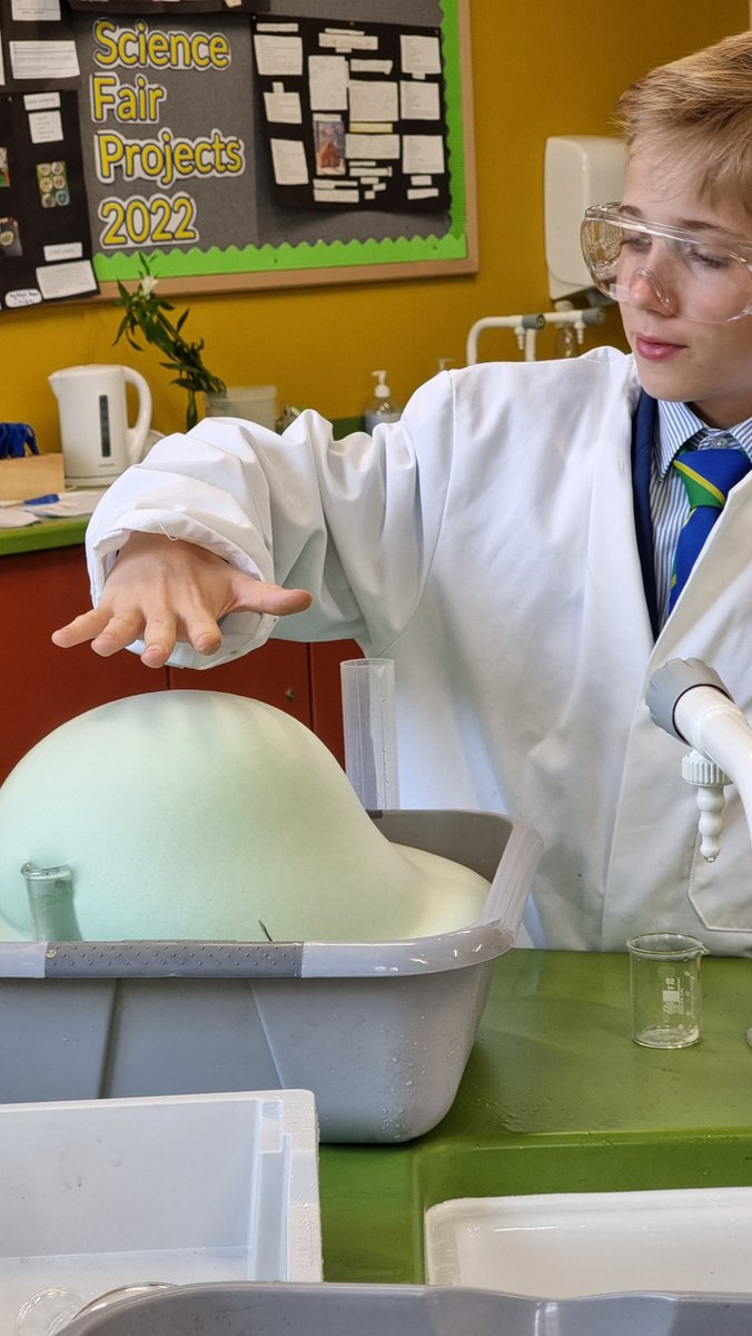 It's #Elephantstoothpaste in #scienceclub 🐘🪥<a href="/maidavaleschool/">Maida Vale School</a> #maidavaleyear7