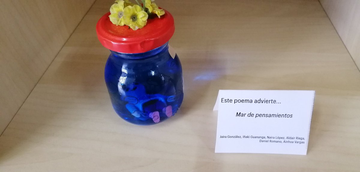 IESCamiloJCela's tweet photo. Exposición "Esto (NO) es un poema"1ºBACH. La idea: combinar y descontextualizar objetos con el fin de imponer sobre ellos una nueva mirada. La mirada desinteresada e inocente de quien todavía no sabe que cada cosa tiene su sitio y hay un sitio para cada cosa. #filosofía #aCREA https://t.co/fiyS2qTwZA