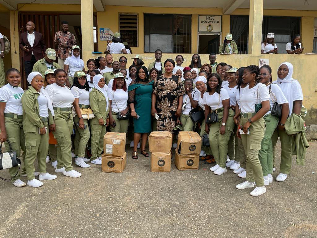 Thank God It's Friday!

Flashback to when our field partners - the medical community development service team of the Alimosho LGA - set out to disturb birthing kits from BKFA to primary health centres in Lagos.

#FlashbackFriday #TGIF #impact #communityservice #nysc #SDGs #SHI