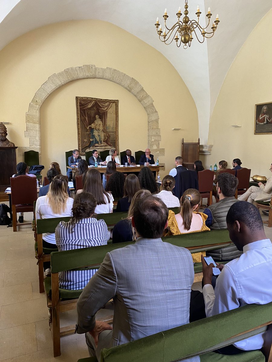 CiamSLazareff's tweet photo. Début de la finale du concours opposant le M2 Contentieux des affaires à la clinique juridique de Montpellier. Bon courage à tous! https://t.co/LiioXg8Zda
