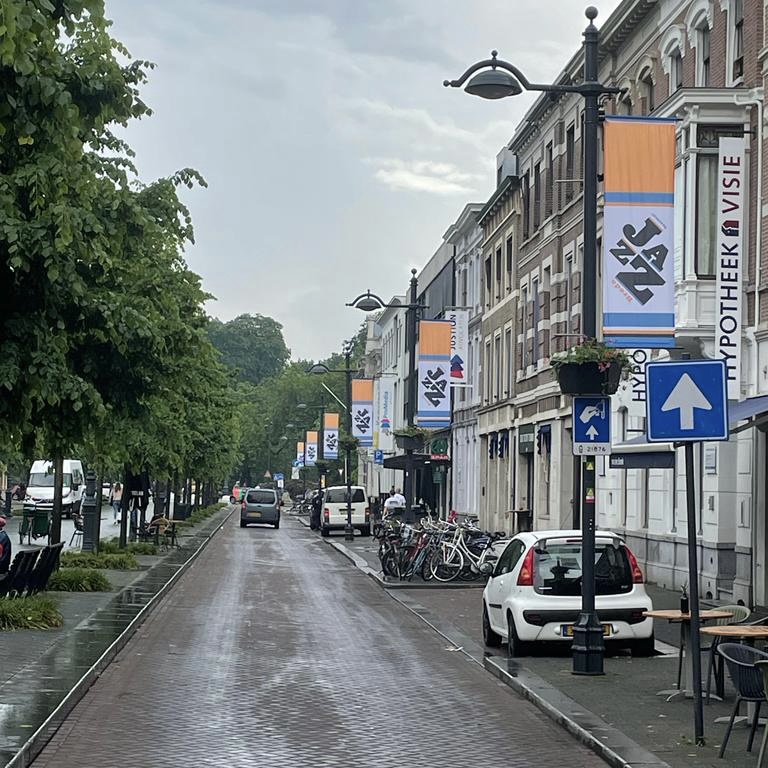 Wanneer de banieren de stad voorbereiden op de komst van het Breda Jazz Festival, dan weet je dat het aftellen echt begonnen is… Dank aan Stichting Ondernemersfonds Breda die ook dit jaar weer bijdraagt aan het festival! (fotocredit: Koert Vemeulen)