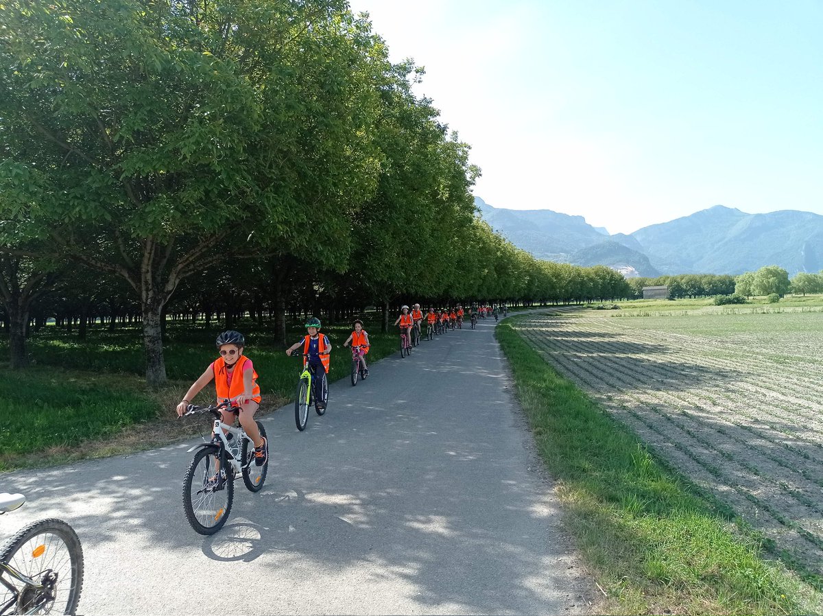 CMIzeron's tweet photo. Bon aller jusqu'à Tullins. Des ateliers sympa avec les écoles de Têche et Moirans. Nous sommes dans le bus qui nous dépose à Beaulieu pour une fin de parcours à vélo. https://t.co/gBhNpK1BOE