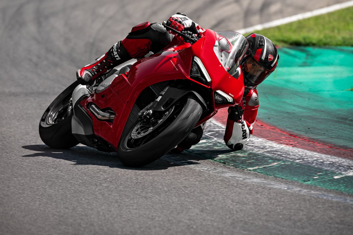 ducatiesp's tweet image. La Ducati Panigale V2 ha sido galardonada en la 8ª edición de los premios Motor Awards 2022 como la mejor moto deportiva, que entregan los portales Adevinta, tras las votaciones del público. 💪 ¡Gracias! 😃❤ #DucatiPanigaleV2 #PanigaleV2 #Awards2022 #MotorAwards