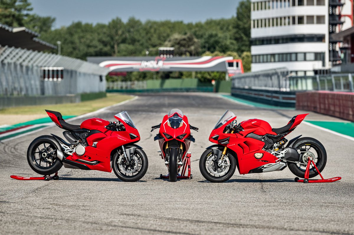 ducatiesp's tweet image. La Ducati Panigale V2 ha sido galardonada en la 8ª edición de los premios Motor Awards 2022 como la mejor moto deportiva, que entregan los portales Adevinta, tras las votaciones del público. 💪 ¡Gracias! 😃❤ #DucatiPanigaleV2 #PanigaleV2 #Awards2022 #MotorAwards
