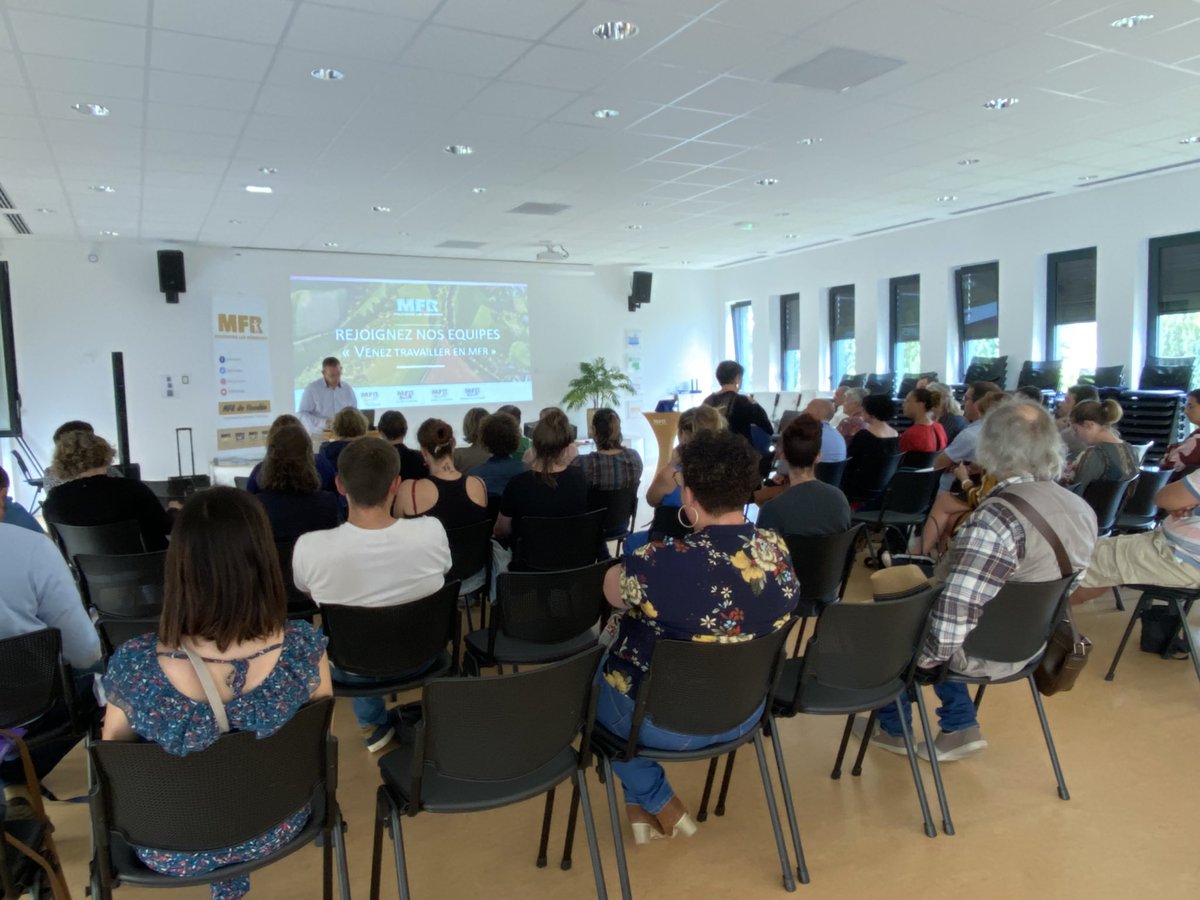 VITALIYannick's tweet photo. Véritable succès cet après midi pour la première réunion d’information sur les emplois proposés en MFR de Vendée.
Plus de 60 personnes présentes pour découvrir nos valeurs et nos métiers. #MFR85 https://t.co/9C7AsKjhq9