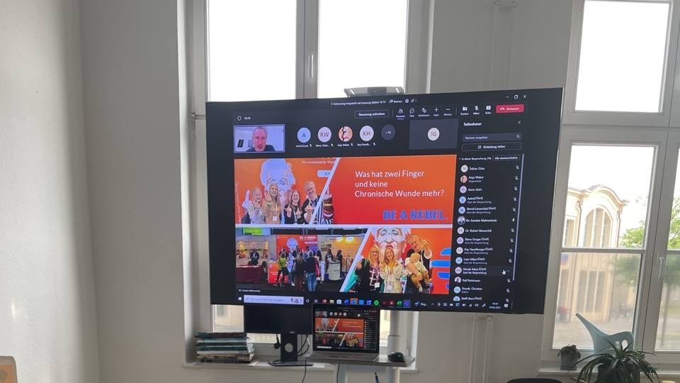 coldplasmatech's tweet photo. #fachlicheraustausch #networking #coldplasmatech #coldplasma #onlineevent - All das gab es gestern beim Online Event mit #drcarstenmahrenholz über "Was Sie über die Behandlung mit kaltem Plasma wissen sollten - #CPTpatch eine Erfolgsgeschichte. Danke an ALLE die dabei waren. 😊👋 https://t.co/POhLp83Gof