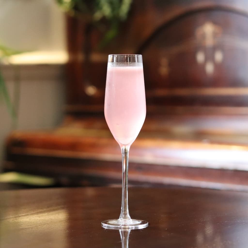 TavernOnHillE17's tweet photo. Introducing the 'Pink Gin Fizz'

Made with georgous Leyton based @devilsbotany gin, Lemon, Prosecco and a touch of Grenadine. Shaken over ice, and served in a champagne flute.

Its a cocktail for feeling fancy..💕

Happy Hour, 2 for 1 starts TODAY, 5pm-7pm.

EXCITING 🥰 https://t.co/D8nHpEegB1