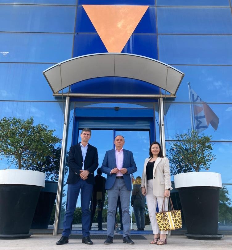 zuvamesa's tweet photo. Hoy nuestro CEO @carlos_artigues recibe la visita oficial en las instalaciones de Zuvamesa de Salvador Navarro, presidente de la Confederación Empresarial de la Comunidad Valenciana @CEV_CV y Cristina Plumed, presidenta de @ASECAM1 y vicepresidenta de CEV Valencia https://t.co/jSP7MMVCgf