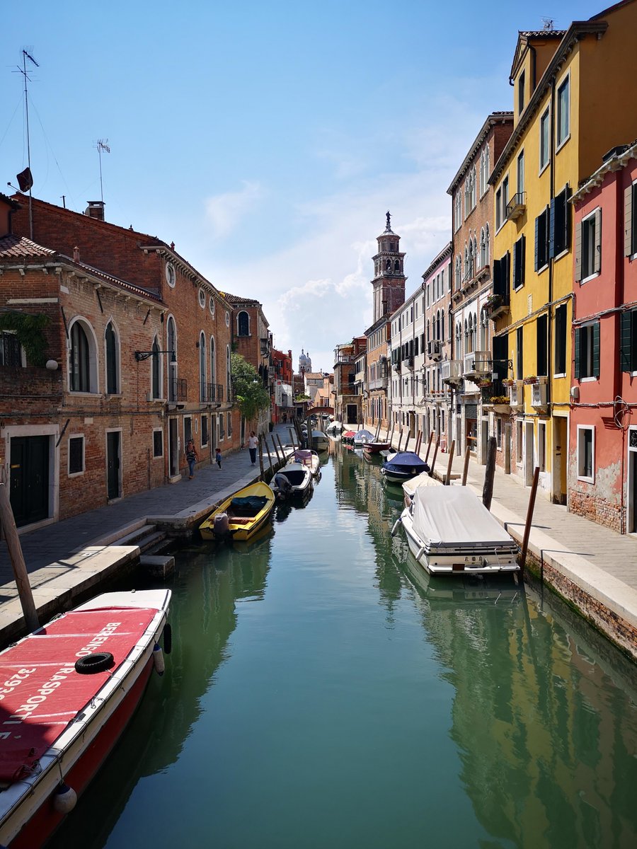 Sunny mornings in #Venice! 

#locandacazose #luxuryguesthouse #luxuryaccomodation #italy #italyvacation #veniceholiday  #discovervenice #visitvenice #veneziagram #venezianascosta #veniceitaly #holidayinvenice #igvenezia #instavenice #italianholiday  #venicephotos